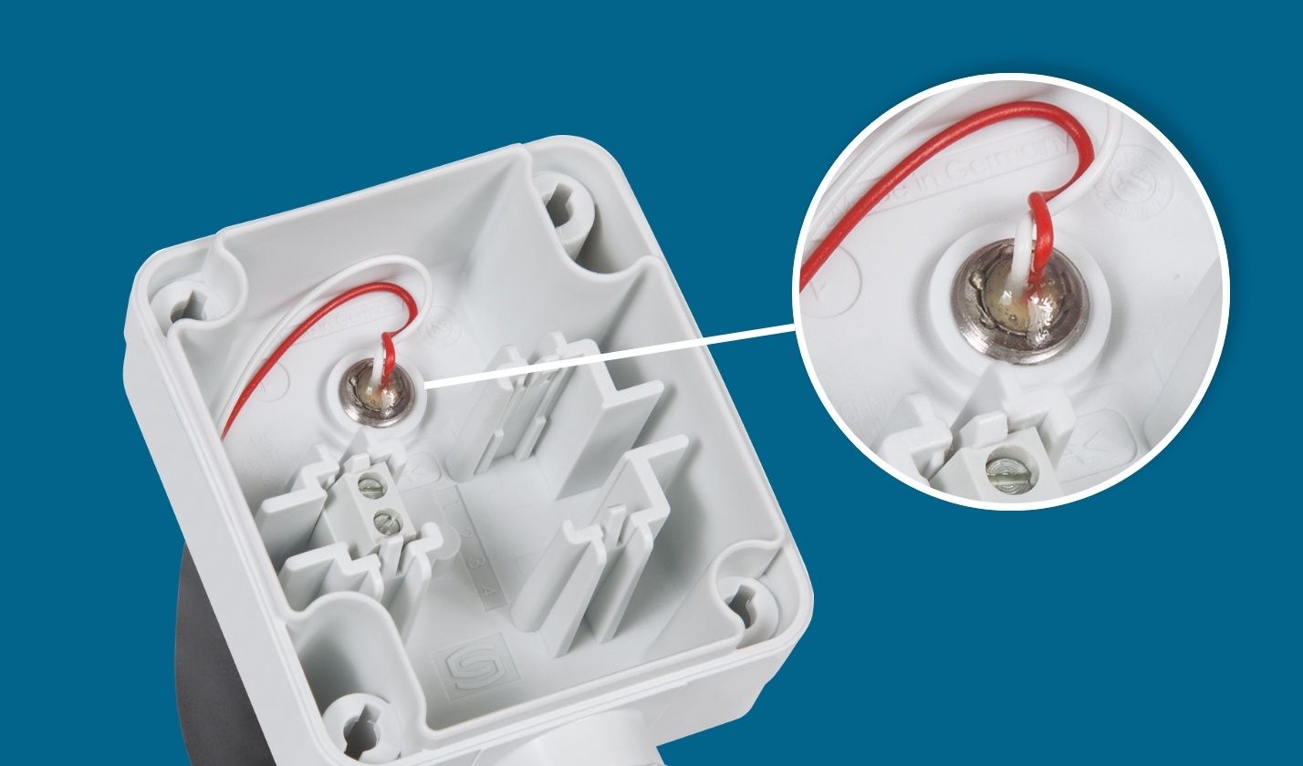 Closeup von unserer patentierten PS-Protection/ perfect sensor protection welche zwei vergossenen Kabel in einem Schutzrohr zeigen